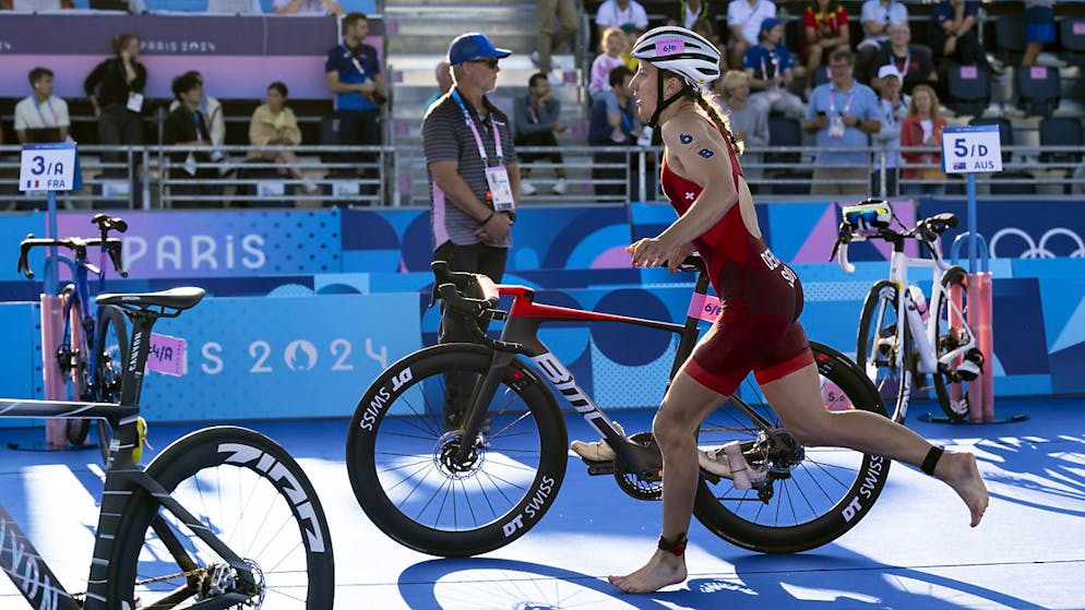 Julie Derron im Mixed-Teamwettkampf in der Wechselzone