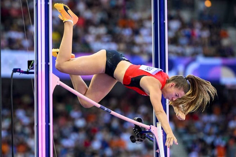 Angelica Moser avanza.