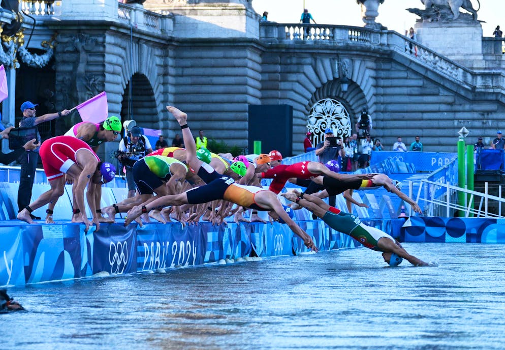 Gli atleti gareggiano durante il triathlon a staffetta mista ai Giochi olimpici di Parigi 2024.