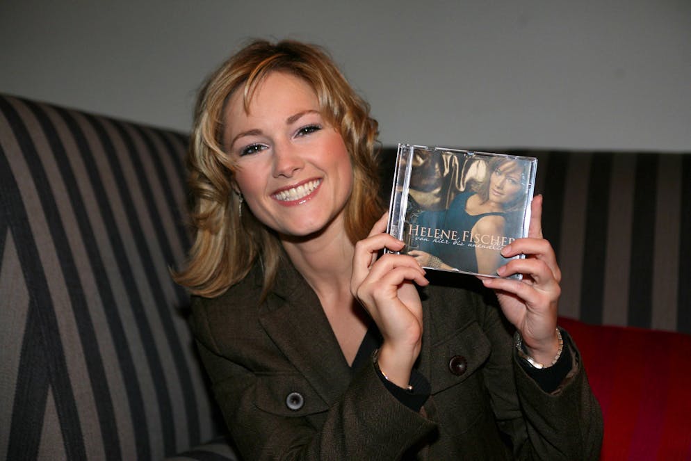 40 Jahre jung: Happy Birthday, Schlagerkönigin Helene Fischer. 2006:  Helene Fischer stellt ihr erstes Studio-Album «Von hier bis unendlich» in Wien der Presse vor.  
