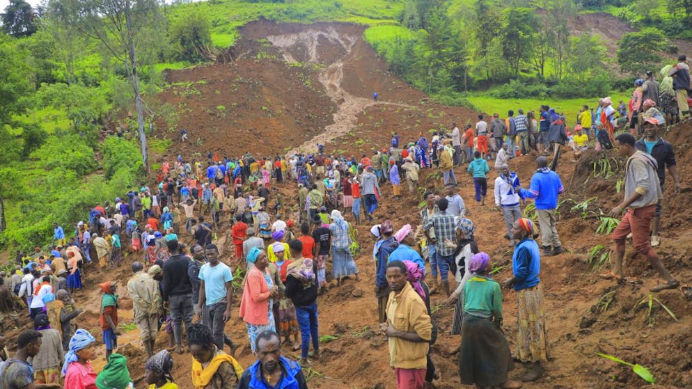 Un autre glissement de terrain, survenu quelques semaines plus tôt, a fait au moins 257 morts dans cette région.