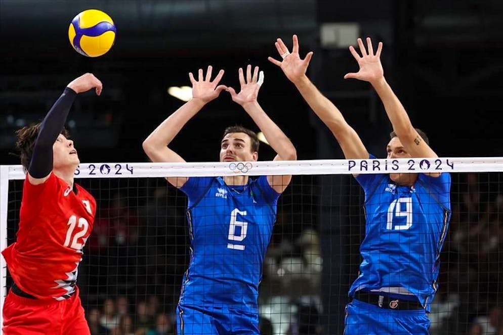 Azzurri avanti nel volley.