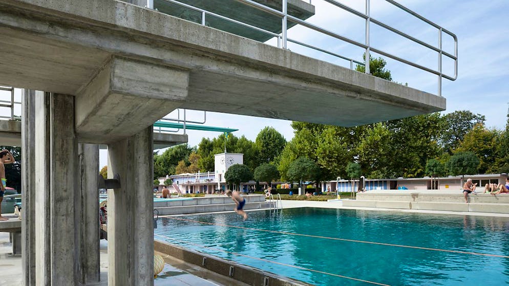 La Chaux-de-Fonds NE. Bub springt von 5-Meter-Sprungturm – Mann stirbt