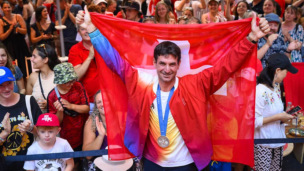 Silbergewinner Steve Guerdat lässt sich im Maison Suisse feiern