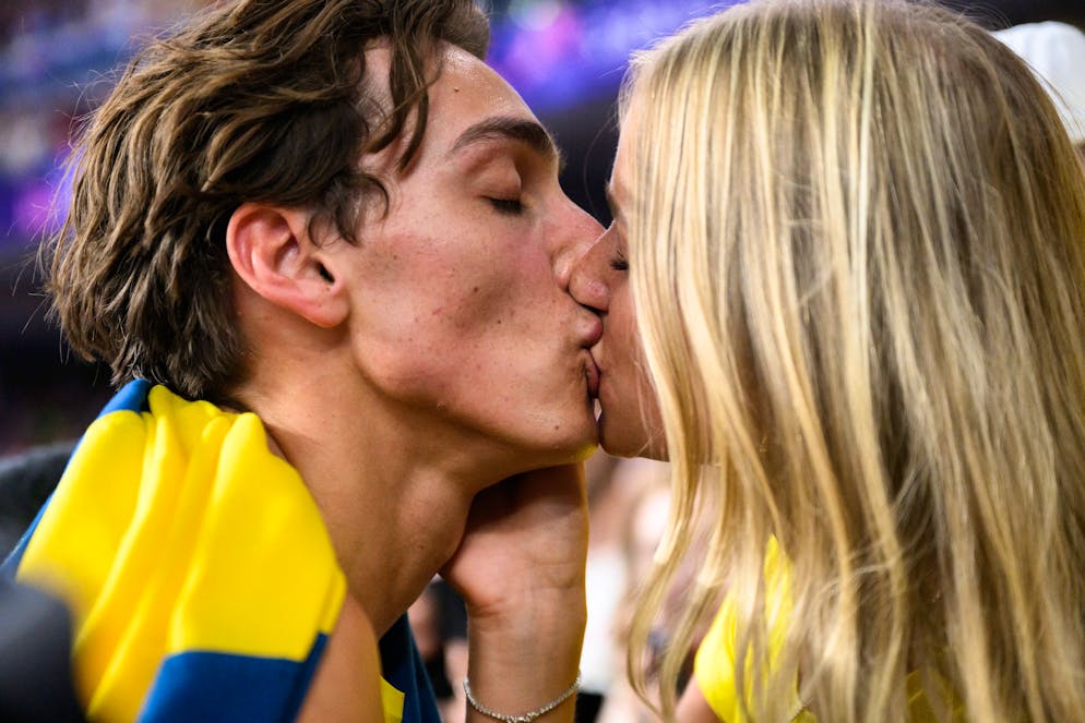 Armand Duplantis knutscht mit seiner Freundin Desiré Inglander.