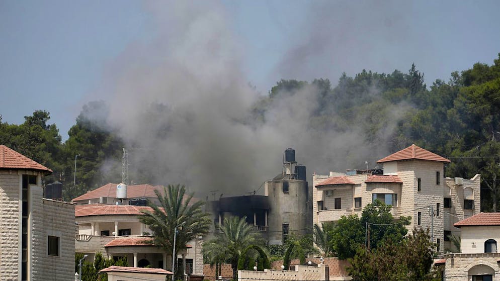 ARCHIV - Rauch steigt während einer israelischen Militäroperation in der Stadt Dschenin im Westjordanland auf. Foto: Majdi Mohammed/AP/dpa