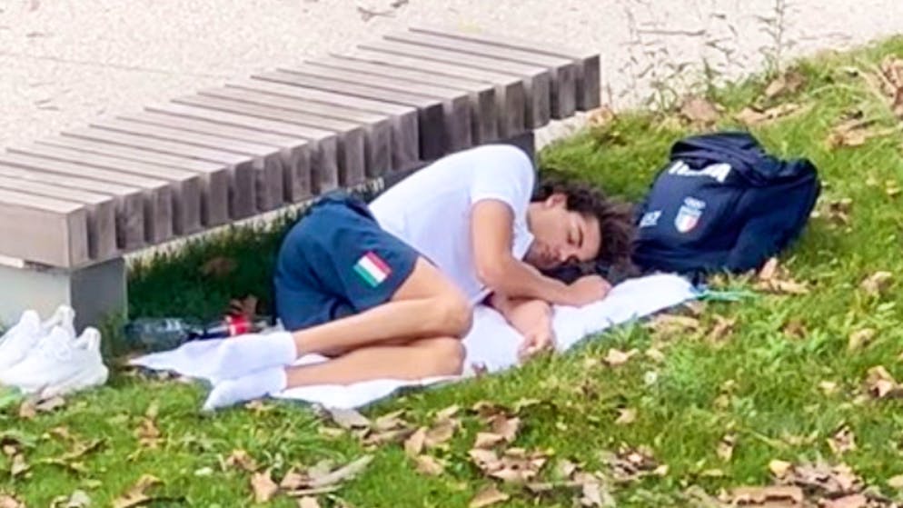 Thomas Ceccon hält sein Nickerchen auf einer Wiese.