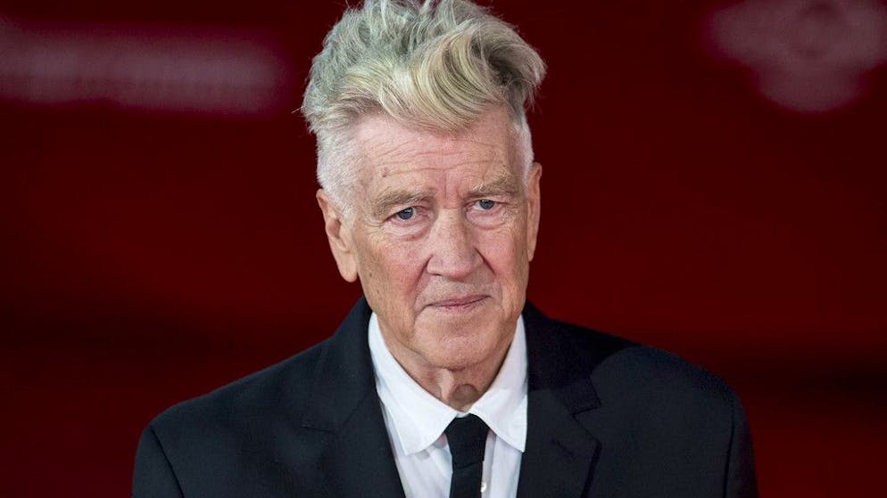 Non può uscir di casa. David Lynch: «Ho un enfisema polmonare perché ho fumato tanto nella mia vita»