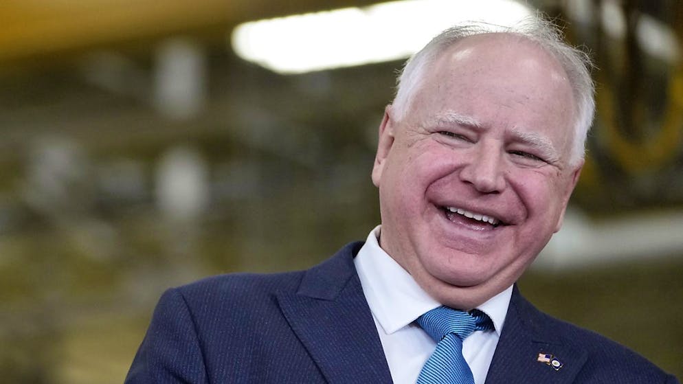 Tim Walz, 60 ans, est réputé pour avoir pris des mesures considérées comme progressistes depuis son accession en 2019 au poste de gouverneur de cet Etat du "Midwest", région clé pour novembre.