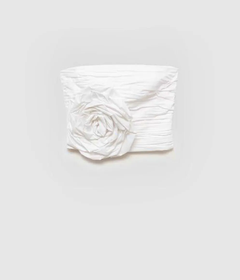Fashion trend in summer 2024: 3D tops. White, ruffled top with maxi flower by Mango for around 70 francs.