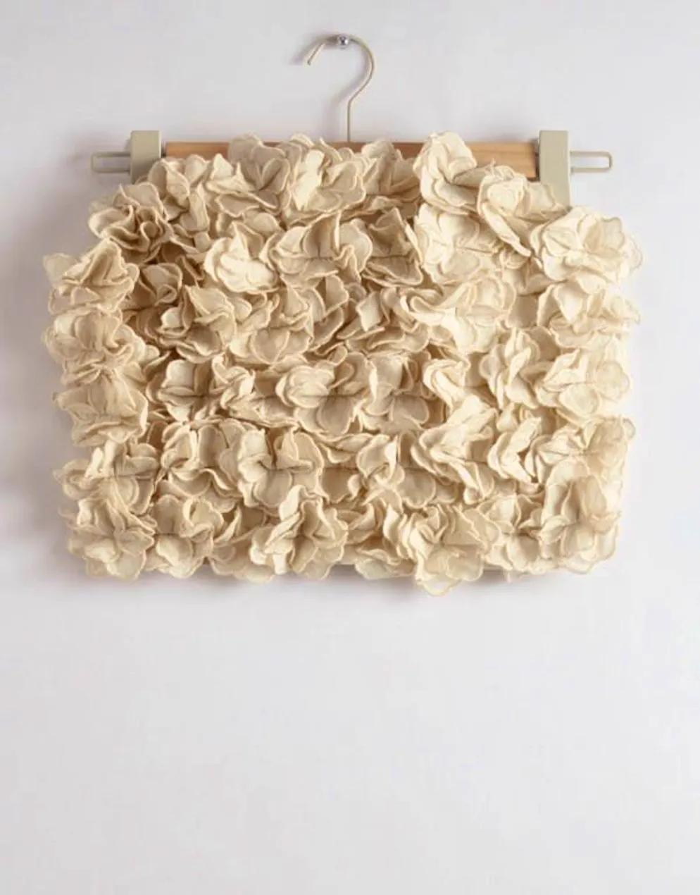 Fashion trend in summer 2024: 3D tops. Bustier top with floral appliqués from & Other Stories for 229 francs.