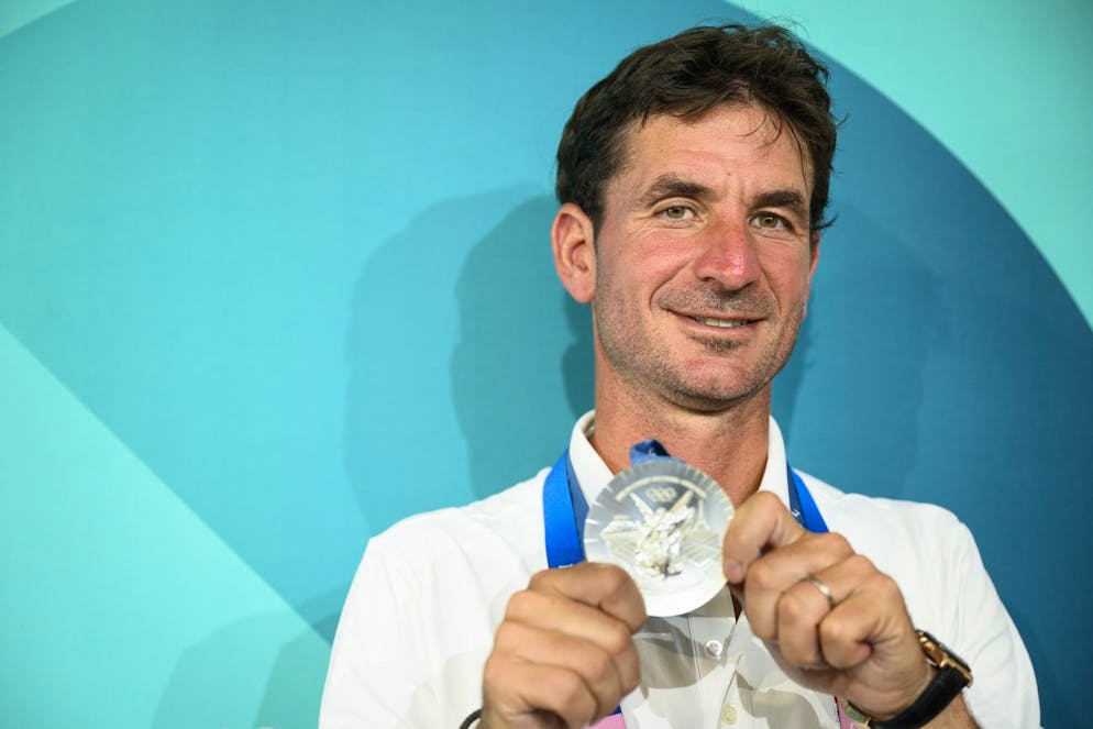 Steve Guerdat mostra la sua medaglia d'argento con molta fierezza.