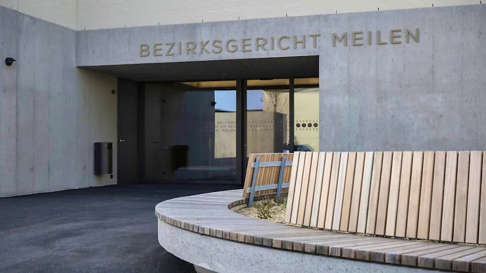 A woman from the canton of Zurich forgot to put out a candle in her apartment. A fire later had to be extinguished.