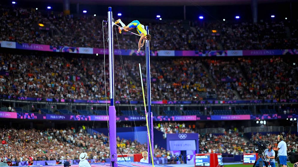 Duplantis überspringt 6.25 Meter und stellt damit einen neuen Weltrekord auf.