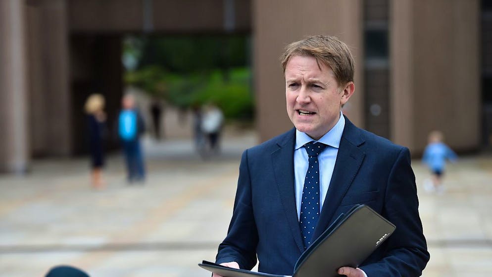 Il procuratore Jonathan Egan ha detto che i tribunali sono oberati di lavoro a causa dei numerosi arresti operati dalla polizia durante le manifestazioni che stanno mettendo a ferro e  fuoco il Paese.