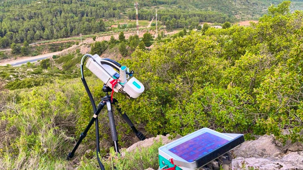 Tracking down the heat resistance of Kermes oaks: measuring device near Valencia in Spain.