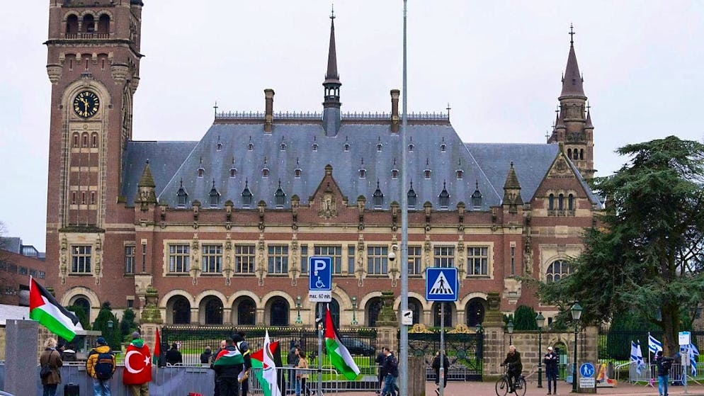 ARCHIVE - Pro-Palestinian (l) and pro-Israeli demonstrators (r) protest in front of the International Court of Justice (ICJ) in The Hague in July. Photo: Peter Dejong/AP/dpa
