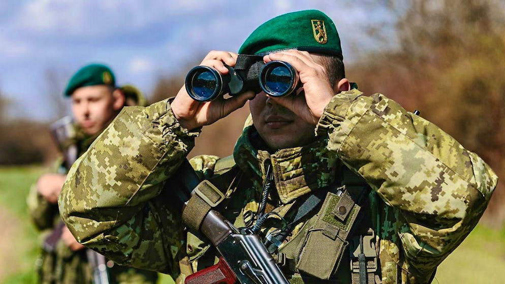 ARCHIVE - A soldier from the Kosyno border guard unit searches the area with binoculars. Photo: -/Ukrinform/dpa