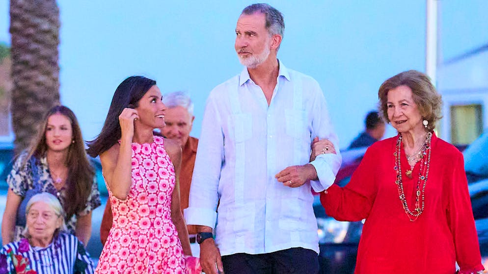 Vacations on Mallorca. Spanish royals delight fans on a relaxed stroll through the city