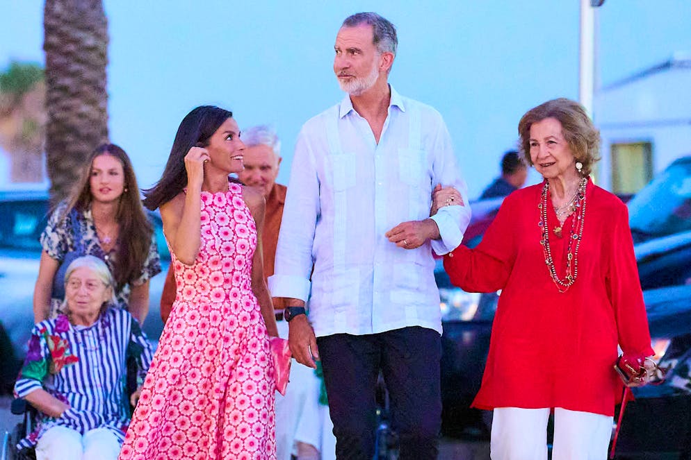 Spanische Königsfamilie in den Ferien auf Mallorca. Am Sonntagabend führt König Felipe VI. im legeren Leinenhemd seine Mama und Altkönigin Sophia von Griechenland zum Restaurant Mia in Palmas Stadtviertel Portitxol.