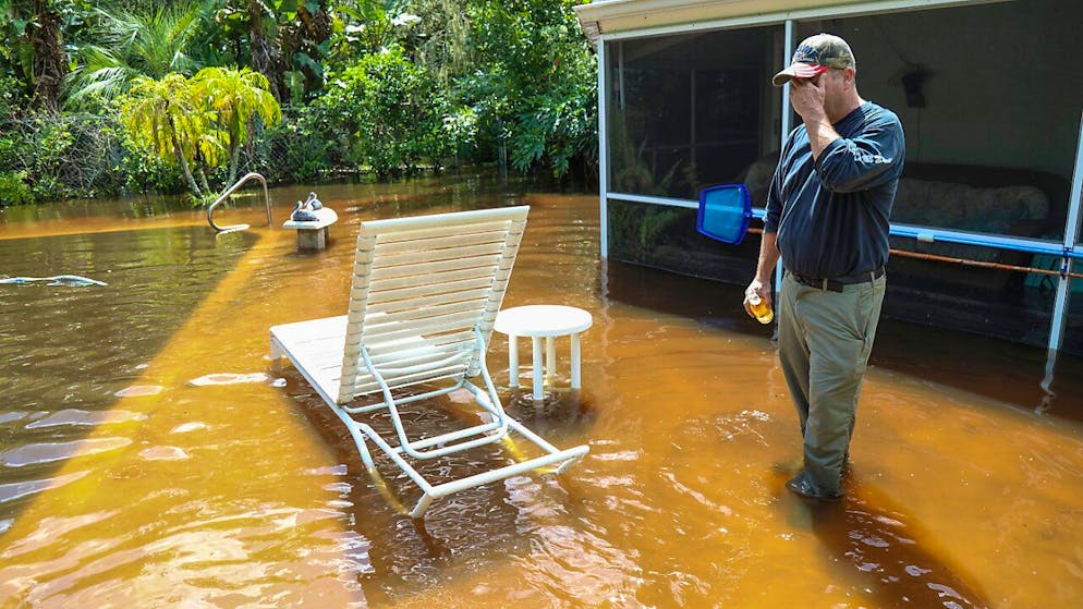 dpatopbilder - HANDOUT - Kurt McAnly aus Florida watet durch sein überflutetes Anwesen. Foto: Dylan Townsend/Tampa Bay Times/AP/dpa - ACHTUNG: Nur zur redaktionellen Verwendung im Zusammenhang mit einer Berichterstattung über (die Sendung/den Film/die Auktion/die Ausstellung/das Buch) und nur mit vollständiger Nennung des vorstehenden Credits