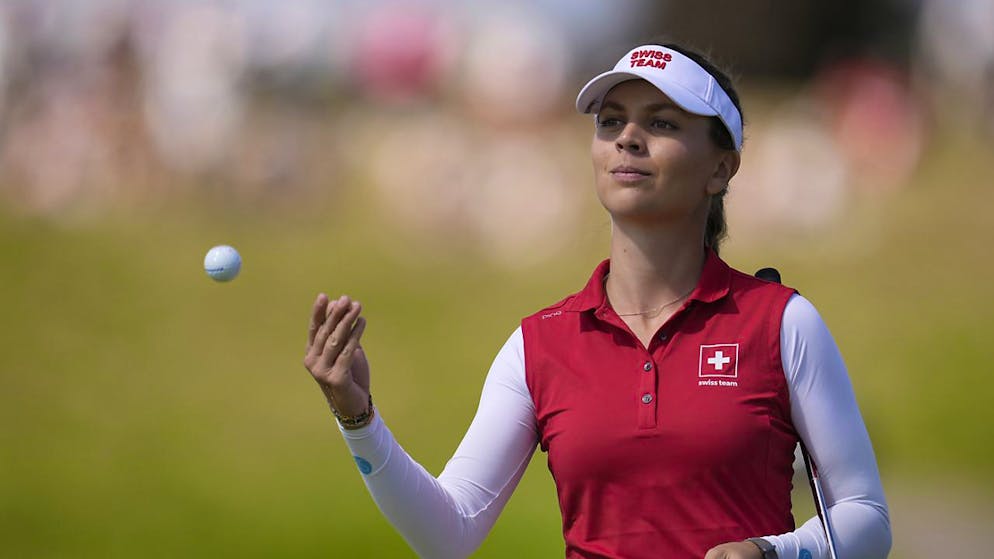 Morgane Métraux bleibt am ersten Tag zwei Schläge unter Par.