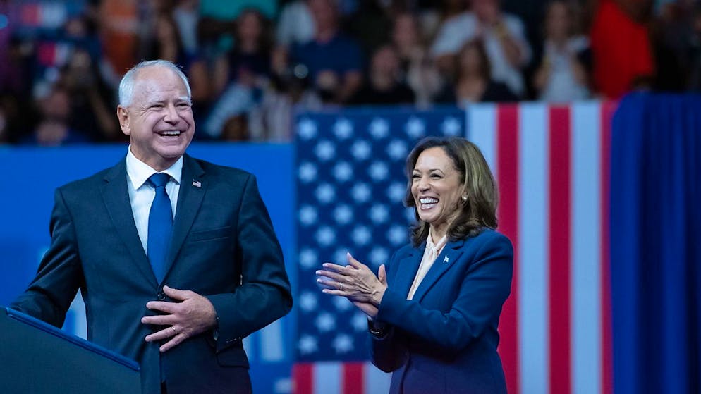 USA 2024. Harris presenta «coach Walz»: «Siamo il futuro degli USA». Il vice regala due perle che diventano virali