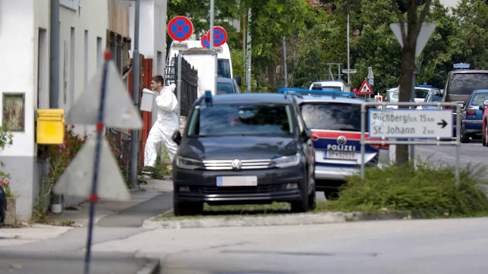 Anschläge bei Swift-Konzert in Wien geplant: zwei Festnahmen - Gallery. Männer in Schutzanzügen betreten ein Wohnhaus - dort wurden später chemische Substanzen gefunden.