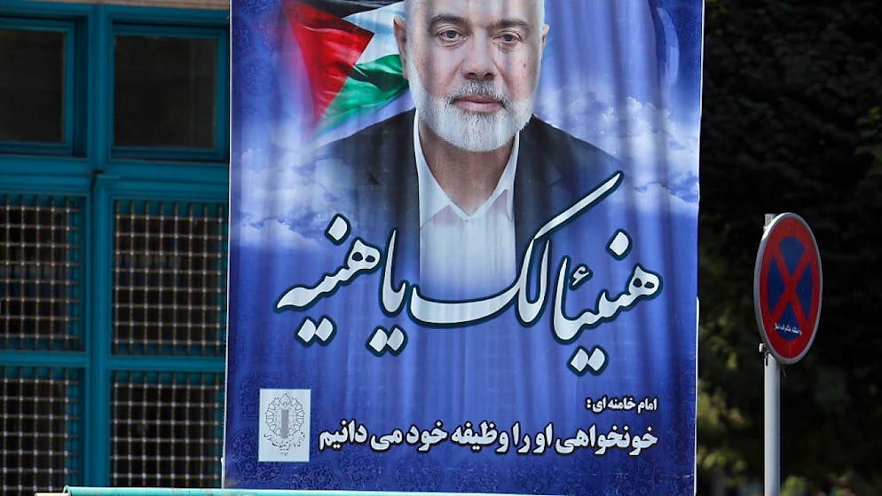 Un ritratto del leader politico di Hamas, Ismail Haniyeh, a Teheran.