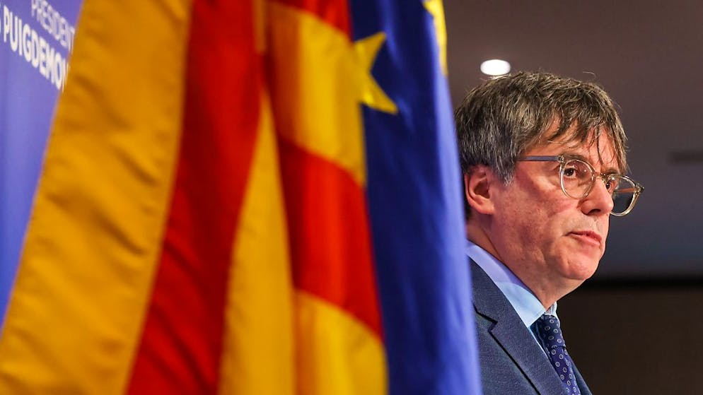 Catalogna. Spagna: Puigdemont è a Barcellona, scortato verso il parlamento