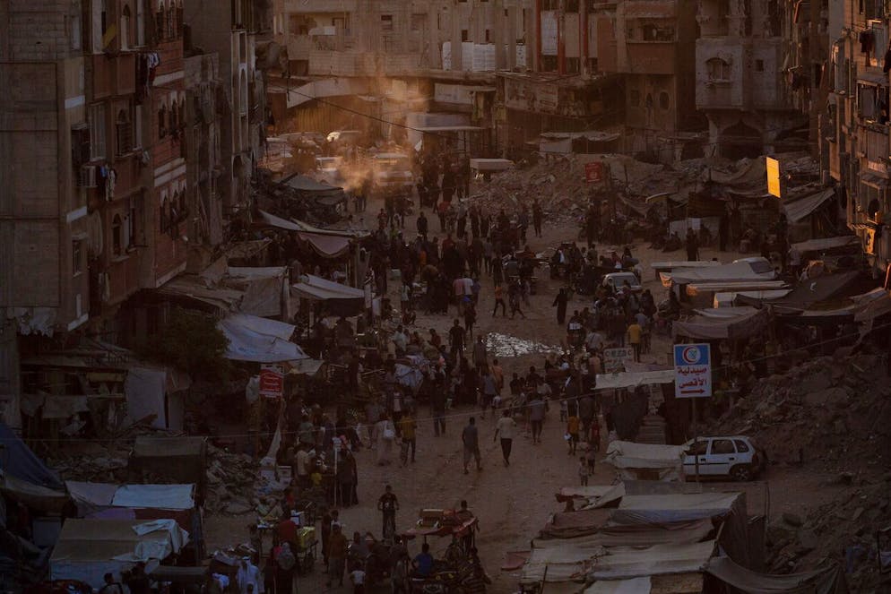 I palestinesi fuggono da Khan Yunis dopo che un nuovo ordine di evacuazione è stato emesso dall'esercito israeliano, nel sud della Striscia di Gaza.