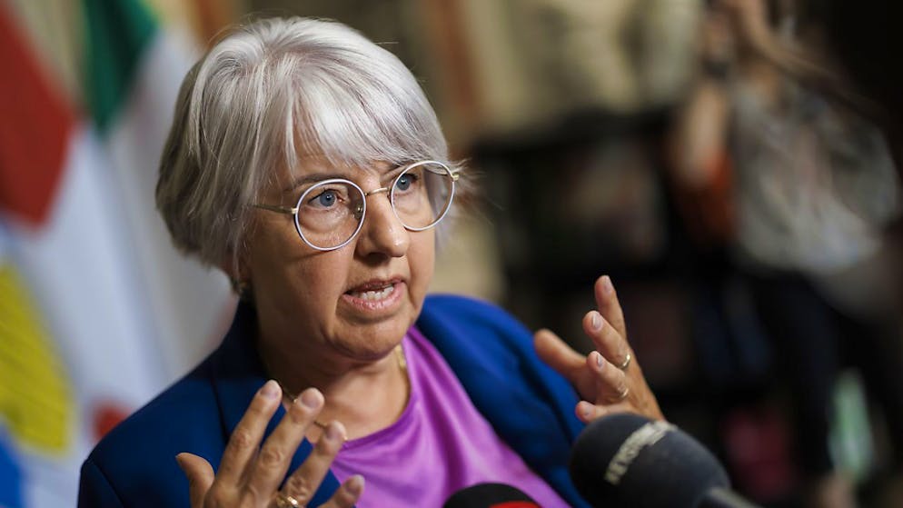 La conseillère fédérale Elisabeth Baume-Schneider a réagi mardi depuis La Chaux-de-Fonds aux révélations sur les erreurs de calcul sur la situation financière de l'AVS.