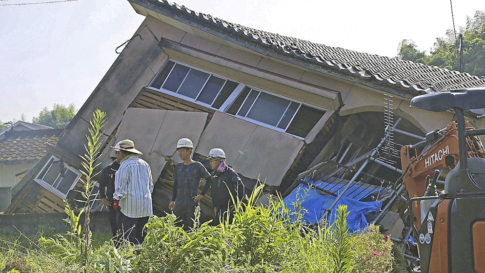 Aufräumarbeiten bei einem eingestürzten Haus in der Stadt Osaki am 9. August 2024.
