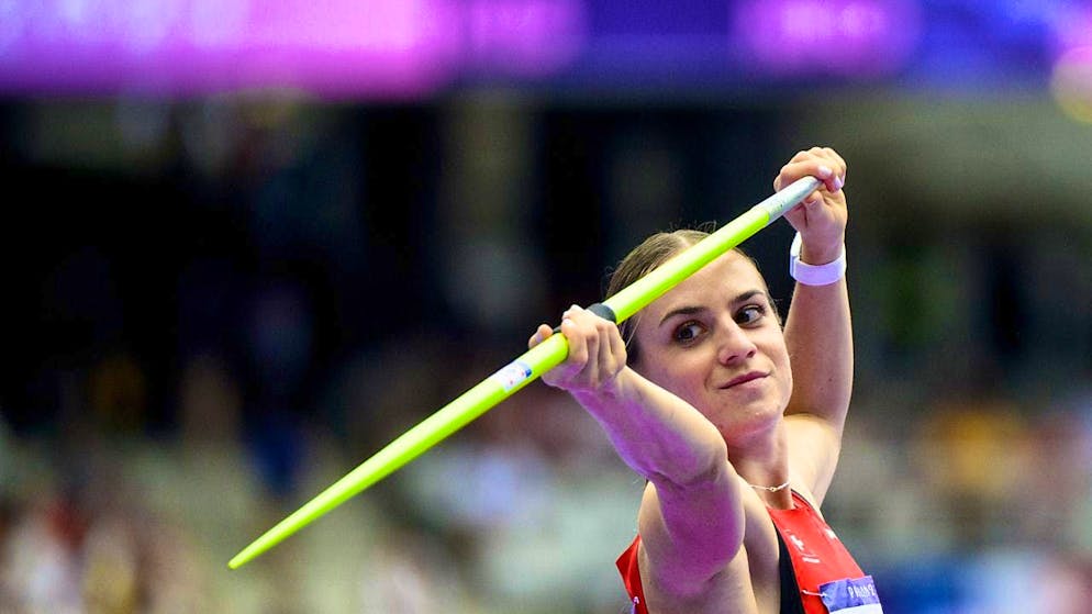Different emotions in the Platz-4-WG - Gallery. Stretching exercise with the javelin, which will fly over 48 m
