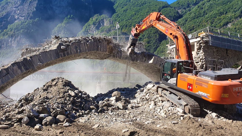 Alta Vallemaggia. Demolita l'arcata principale del Ponte di Visletto, distrutto dall'alluvione