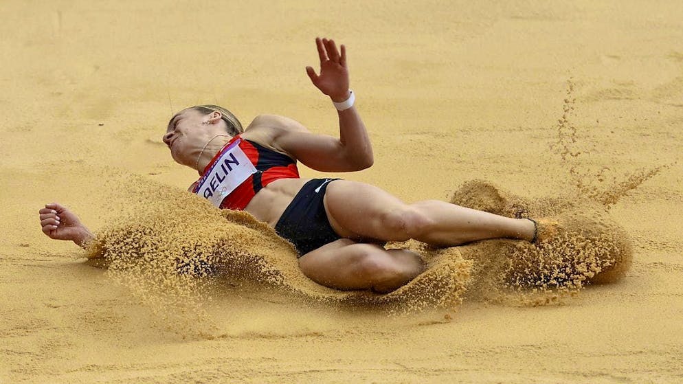 Different emotions in the Platz-4-WG - Gallery. The jump into the sand pit: Annik Kälin's specialty