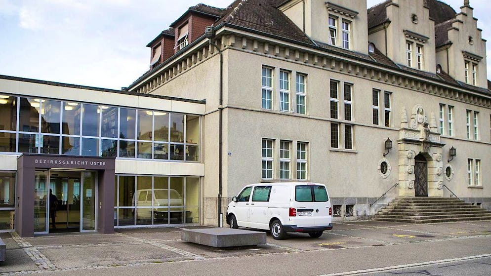 A farmer from the Zurich Oberland has been charged with multiple counts of cruelty to animals. The Uster district court must rule on his case on Friday. (archive picture)