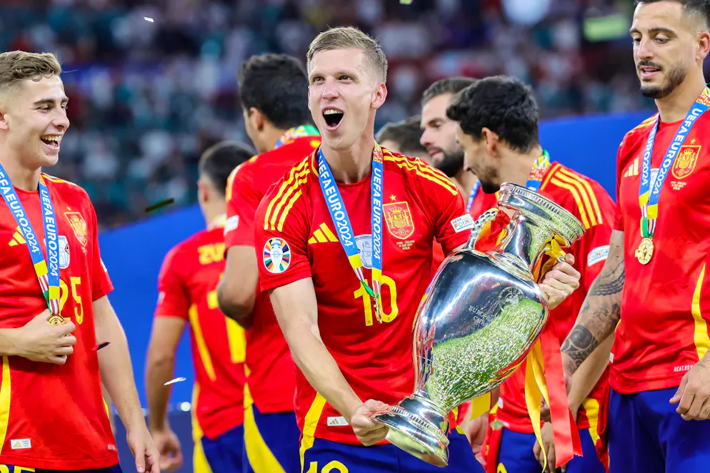 Dani Olmo jubelt nach dem EM-Sieg mit dem Pokal. Er verlässt RB Leipzig.