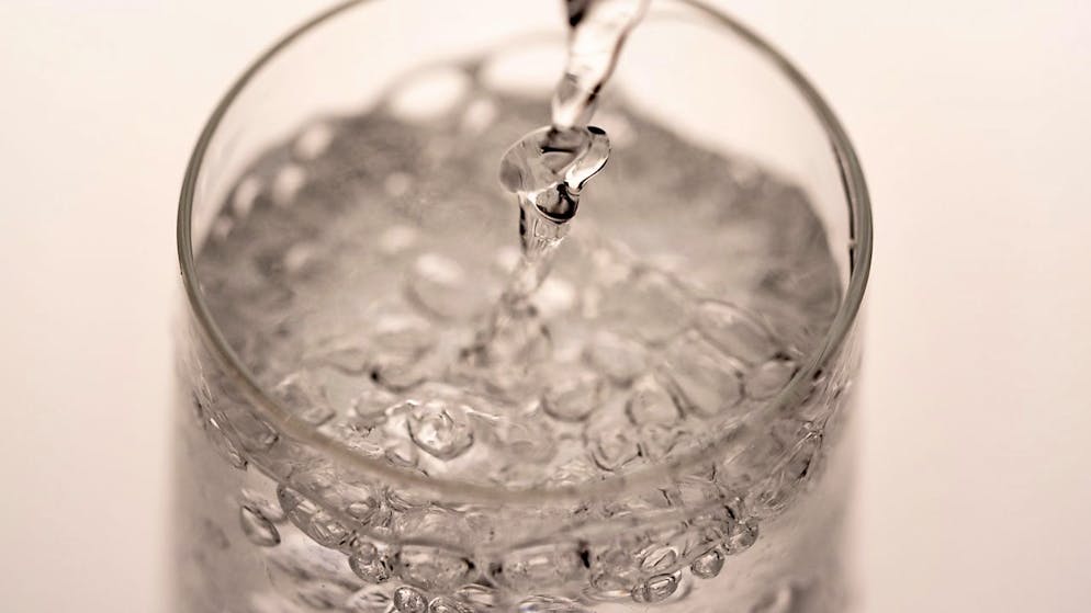In Teilen von Uster muss die Bevölkerung wegen einer Verunreinigung noch bis Montag auf Trinkwasser verzichten. (Symbolbild)
