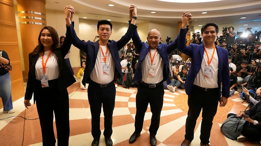 Der Vorsitzende der Volkspartei, Natthaphong Ruengpanyawut (2.v.l), posiert mit den Parteimitgliedern nach der Pressekonferenz, auf der die Gründung der neuen politischen Partei bekannt gegeben wurd Foto: Sakchai Lalit/AP/dpa