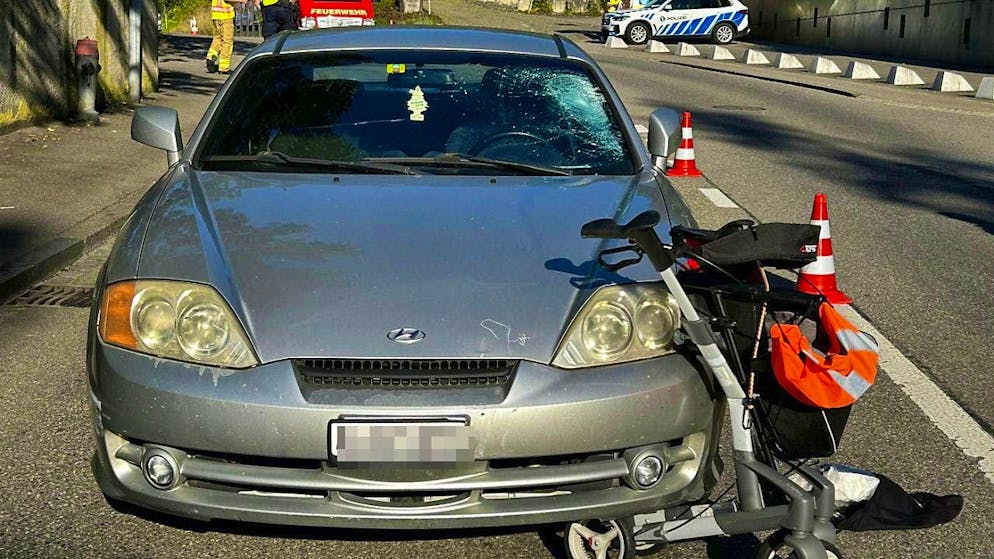 The trapped rollator after the accident on Baslerstrasse in Brugg AG.