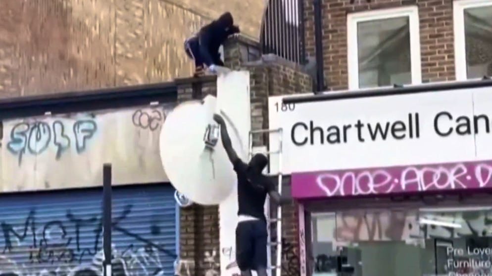 In front of passers-by. Here, two thieves steal one of the four new Banksy artworks