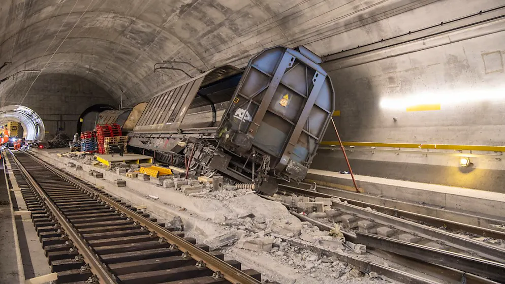 Ein verunglückter Wagen aufgenommen am 6. September 2023. Mehrere Wagen waren so stark beschädigt, dass sie am Unfallort zerlegt werden mussten. (Archivbild)