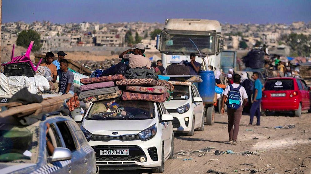 dpatopbilder - Palestinians flee from the region around Chan Junis. Photo: Abdel Kareem Hana/AP/dpa