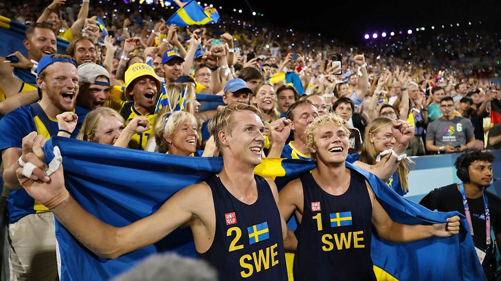 Die Topfavoriten David Ahman (rechts) und Jonatan Hellvig aus Schweden lassen sich nach ihrem Olympiasieg von den Fans feiern