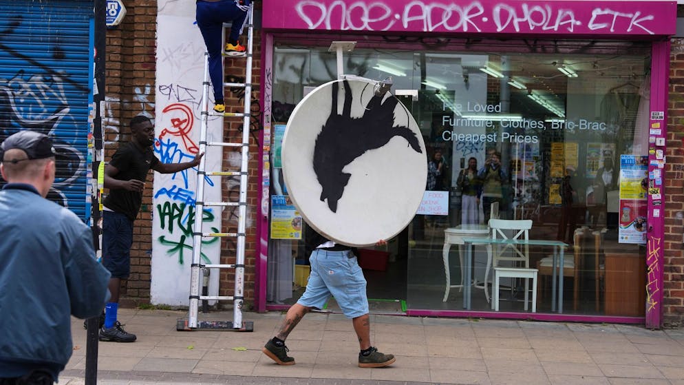 Katze bei Dehnübung: Banksy setzt Bilderreihe in London fort - Gallery. Maskierte montierten das Kinsterwerk ab und trugen es davon.