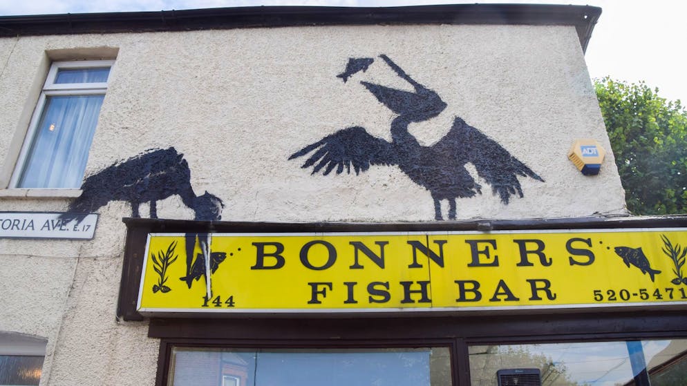 Katze bei Dehnübung: Banksy setzt Bilderreihe in London fort - Gallery. Die Pelikane an einem Fish-and-Chips-Shop tauchten an einem Freitag auf - wenn viele Briten sich das traditionelle Mahl gönnen.