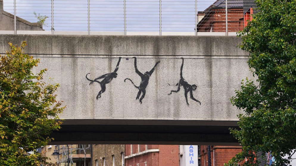 Katze bei Dehnübung: Banksy setzt Bilderreihe in London fort - Gallery. Bei den drei Äffchen kam ein japanisches Sprichwort in den Sinn.