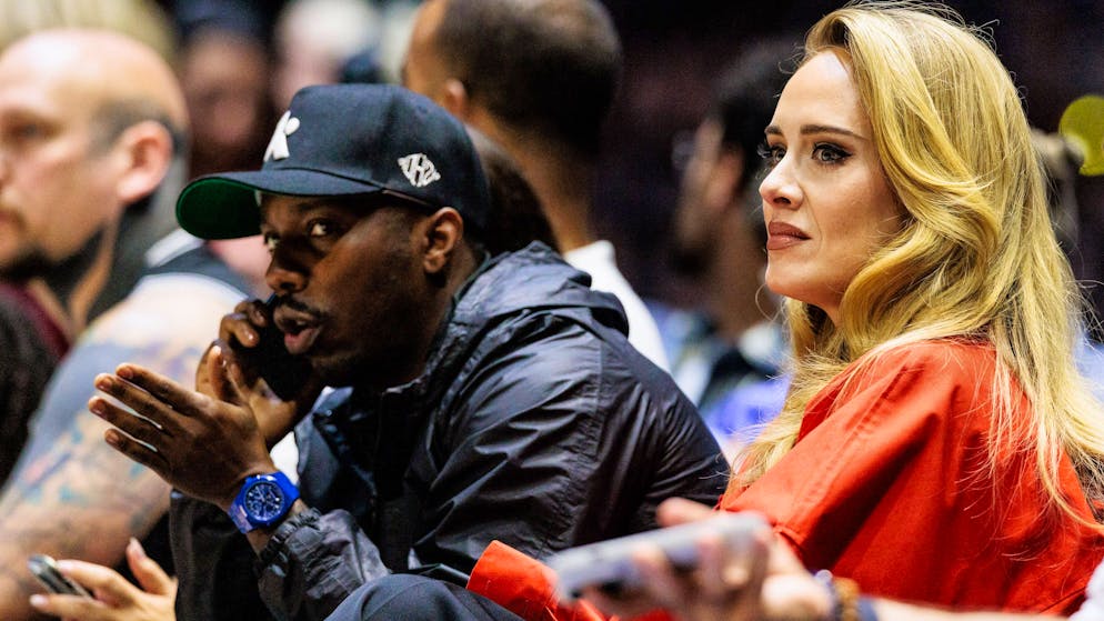 Ring präsentiert. Adele verrät auf der Bühne: Ja, ich bin verlobt