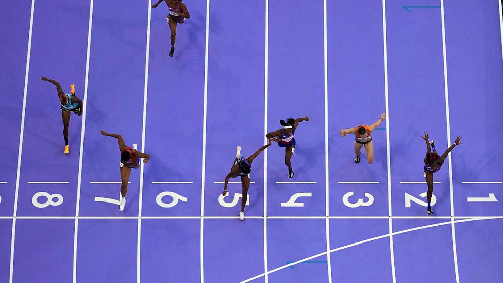 Masai Russell auf Bahn 5 gewinnt mit einem Hundertstel Vorsprung Olympia-Gold über 100 m Hürden